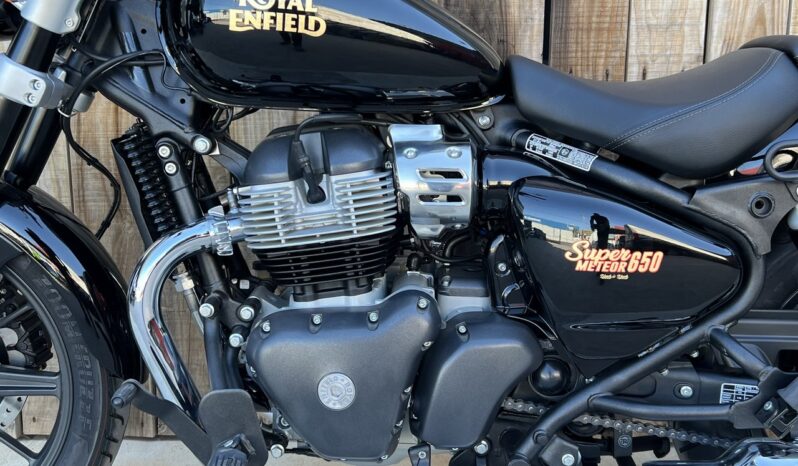 ROYAL ENFIELD SUPER METEOR 650 BLACK & BLACK lleno