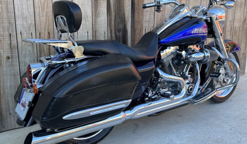 HARLEY DAVIDSON ROAD KING CVO lleno